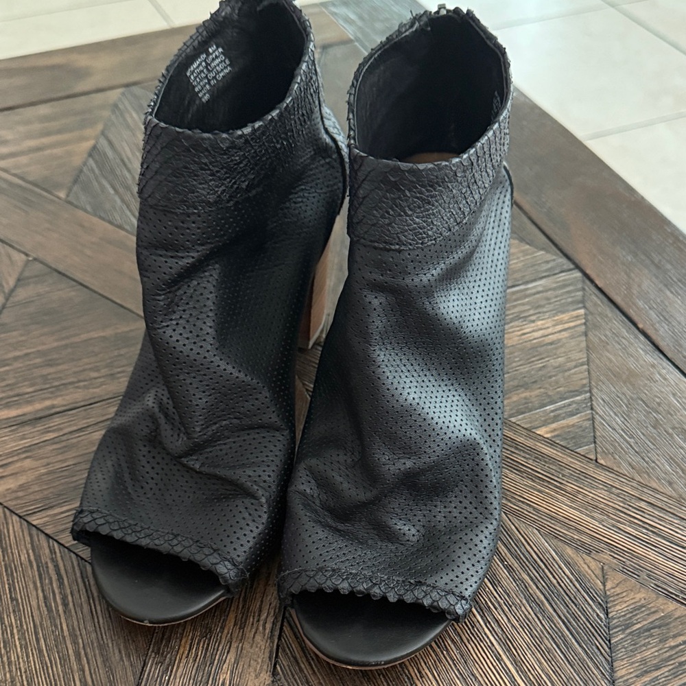 Steve Madden Normandi Black Perforated Leather Peep-Toe Ankle Booties Sz 8